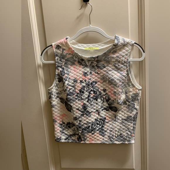 NWOT Gianni Bini Rose Print Quilted Crop Top - Perfect condition, never worn🌷🌹 - Picture 2 of 7